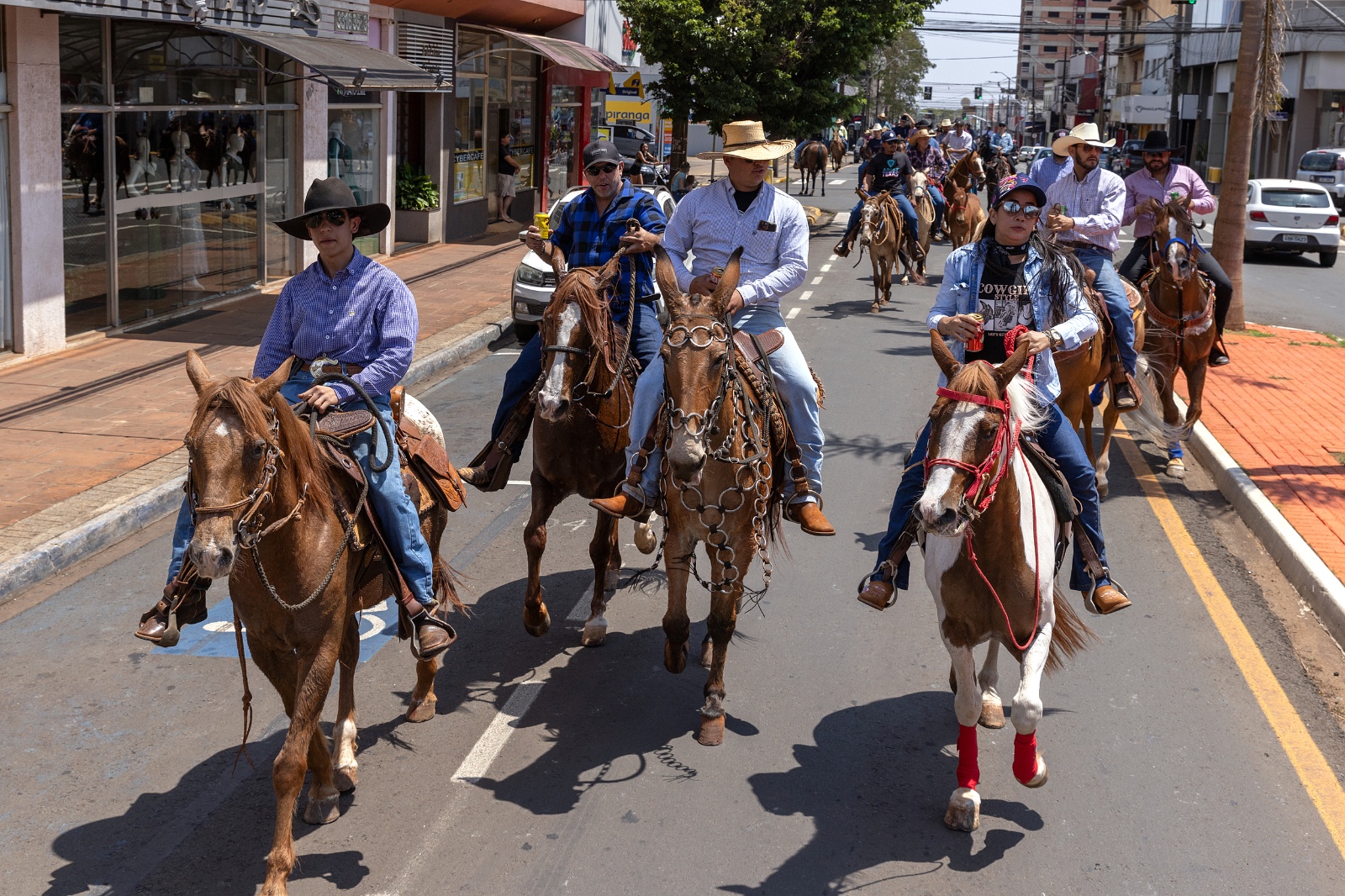 Cavalgada reúne público nas comemorações do aniversário de Arapongas