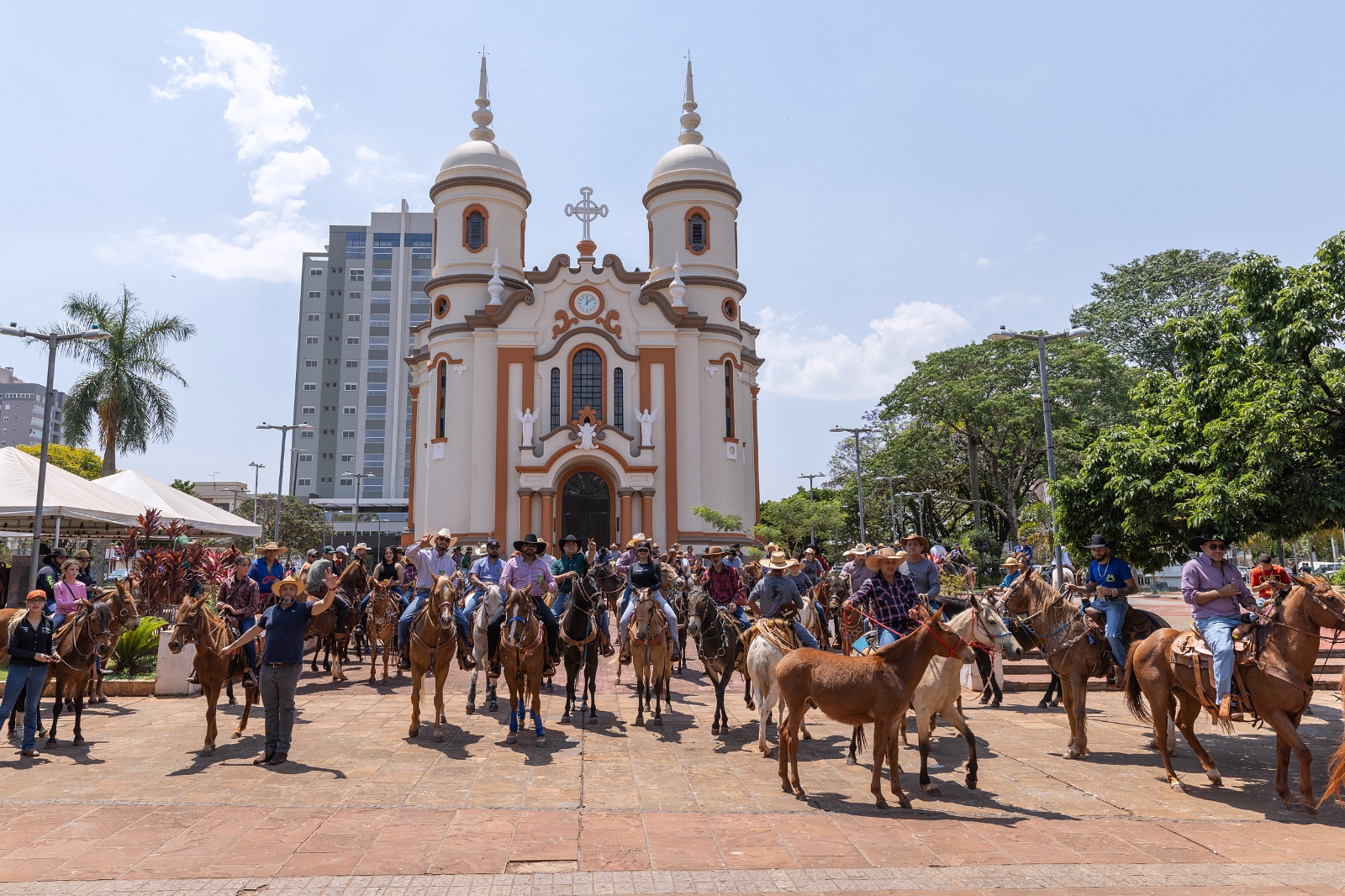 Cavalgada reúne público nas comemorações do aniversário de Arapongas