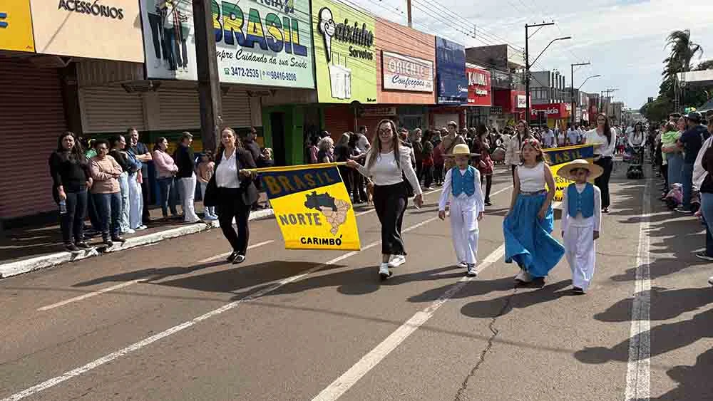 Desfile cívico da Independência atrai público recorde em Ivaiporã