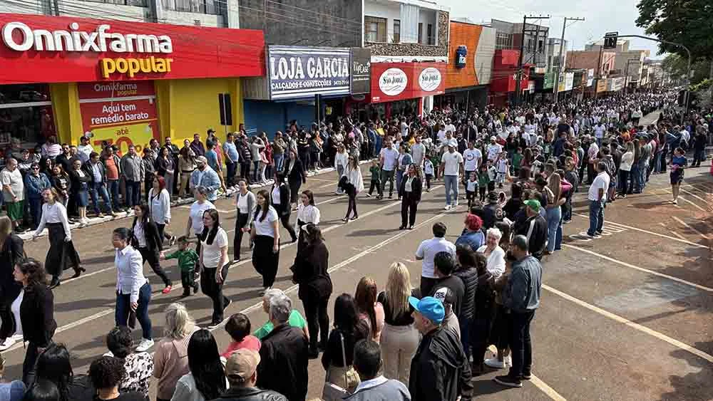 Desfile cívico da Independência atrai público recorde em Ivaiporã