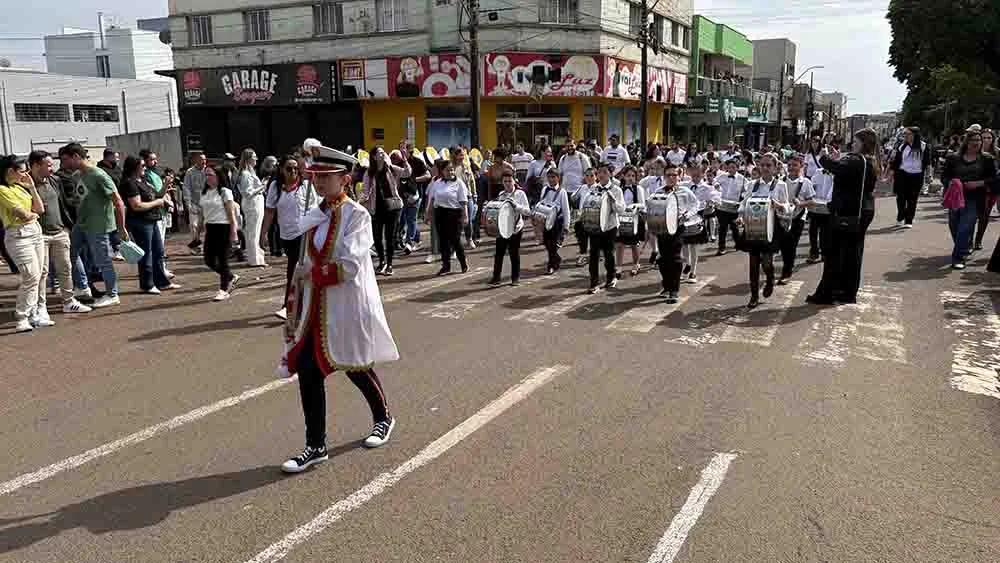 Desfile cívico da Independência atrai público recorde em Ivaiporã