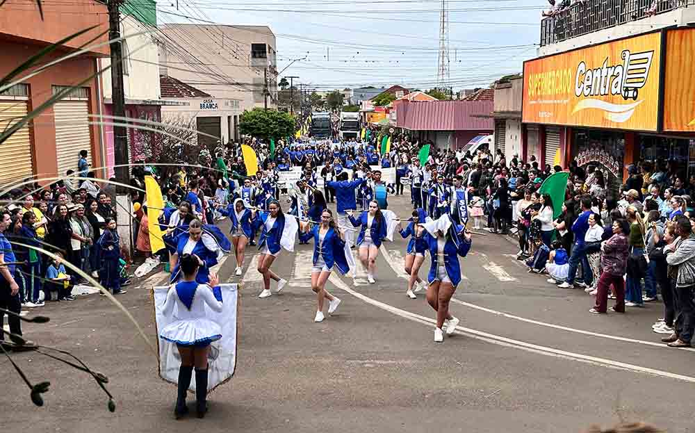 Desfile da Independência reúne escolas e entidades em Jardim Alegre