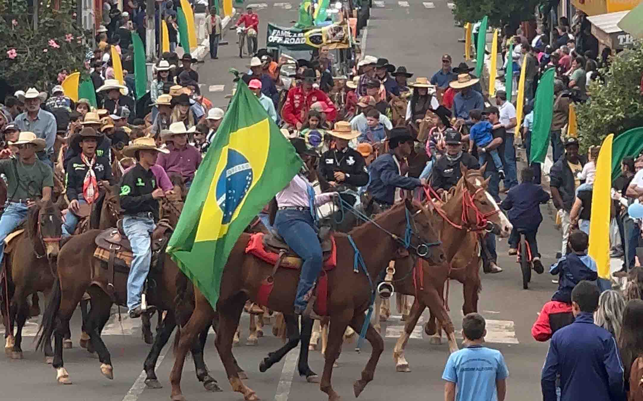 Desfile da Independência reúne escolas e entidades em Jardim Alegre