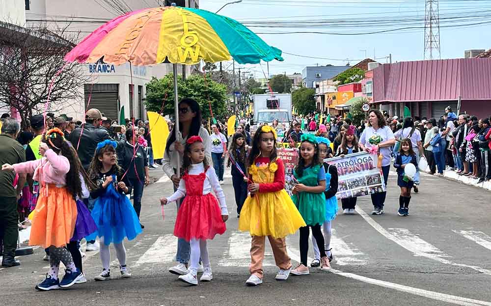 Desfile da Independência reúne escolas e entidades em Jardim Alegre