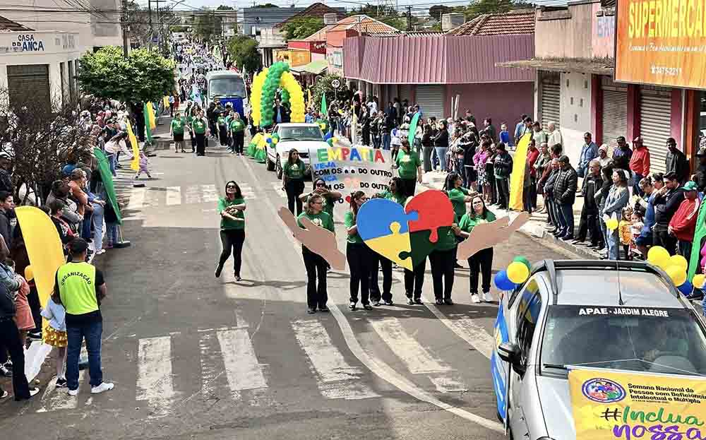 Desfile da Independência reúne escolas e entidades em Jardim Alegre
