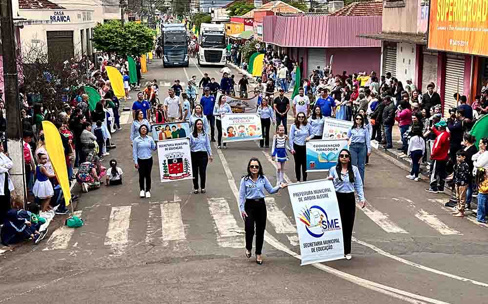 Desfile da Independência reúne escolas e entidades em Jardim Alegre