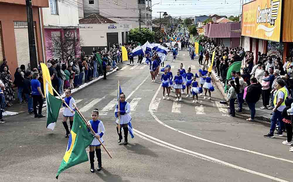 Desfile da Independência reúne escolas e entidades em Jardim Alegre