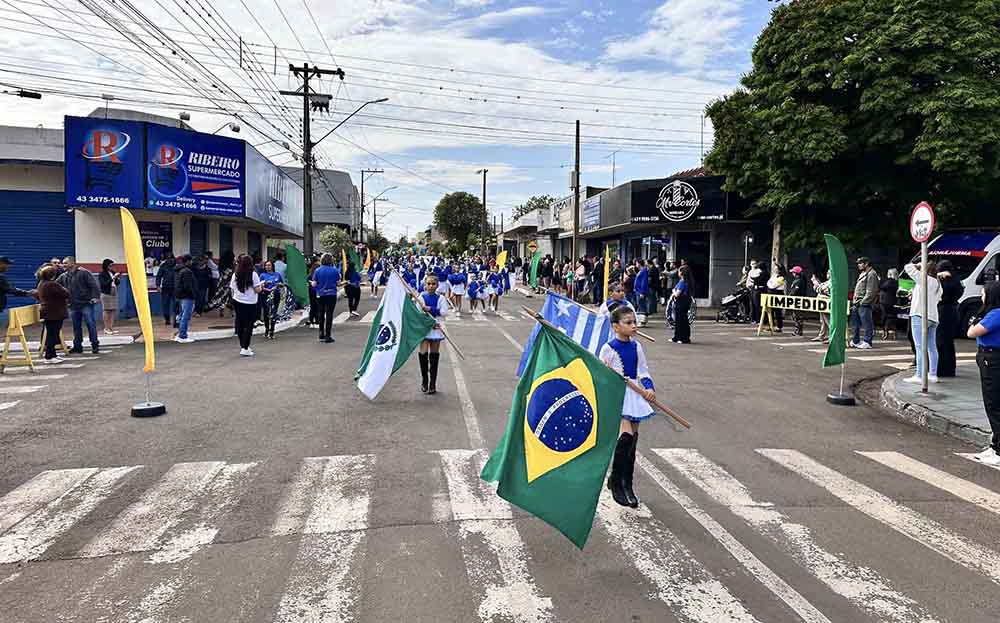 Desfile da Independência reúne escolas e entidades em Jardim Alegre