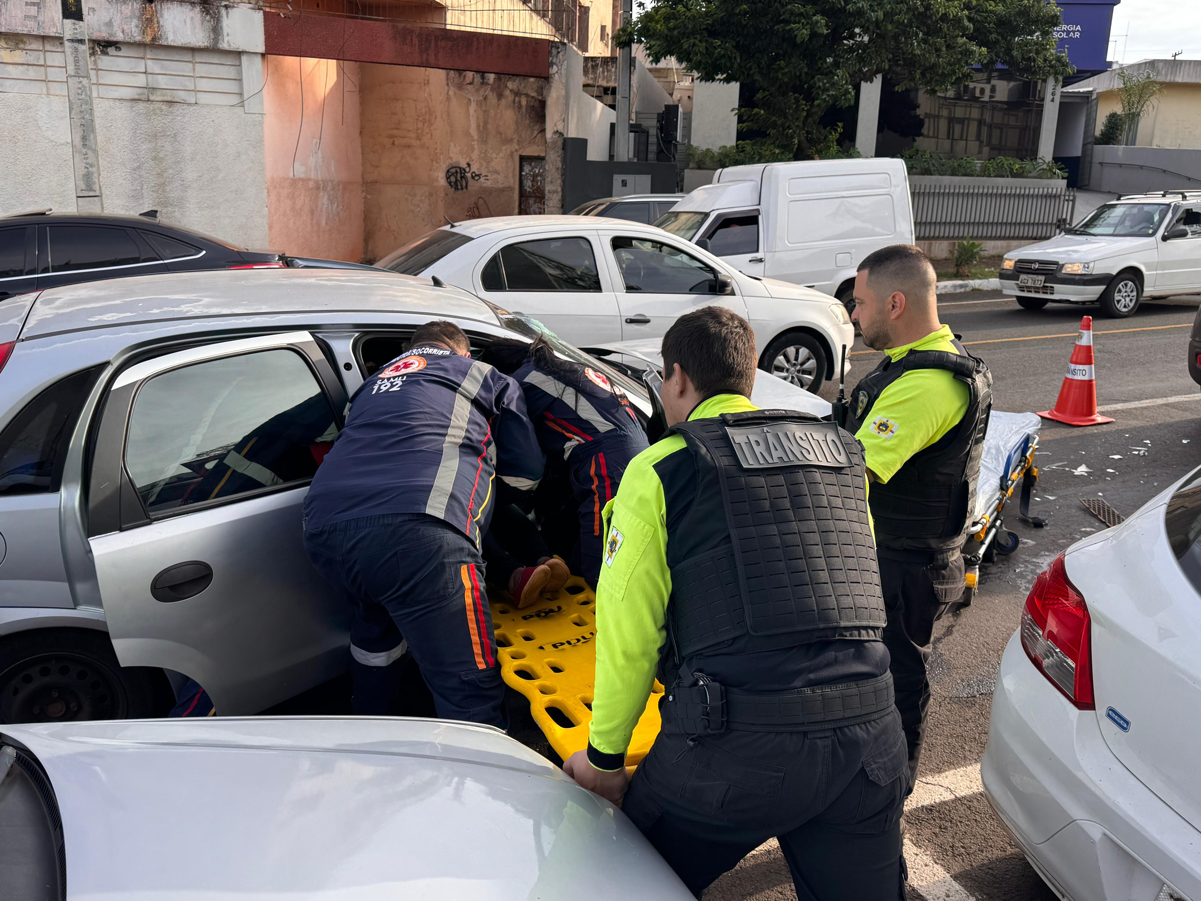 Engavetamento com três veículos deixa mulher ferida em Apucarana