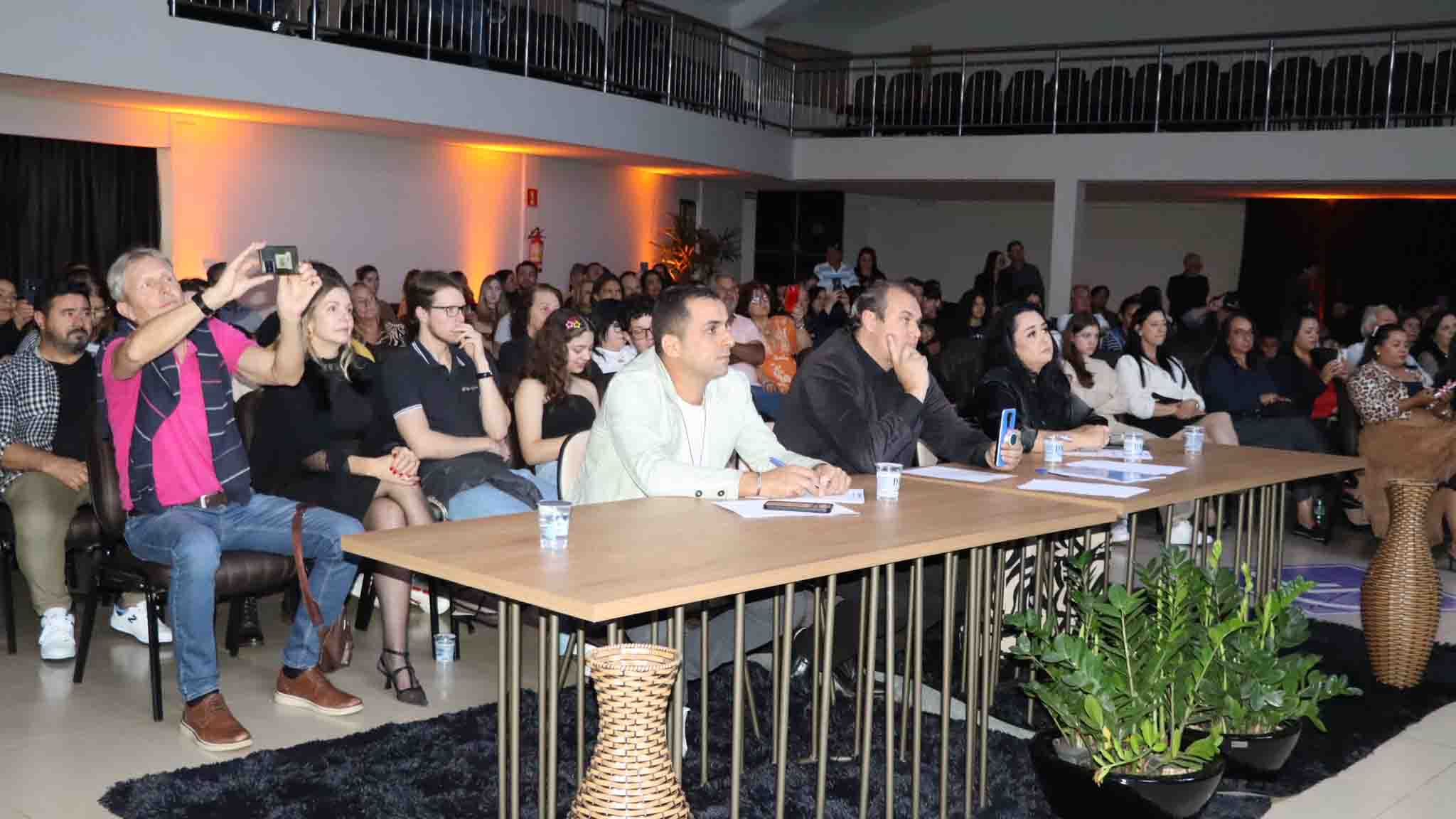 Fevanoi 2025 reúne talentos e emociona público em Ivaiporã