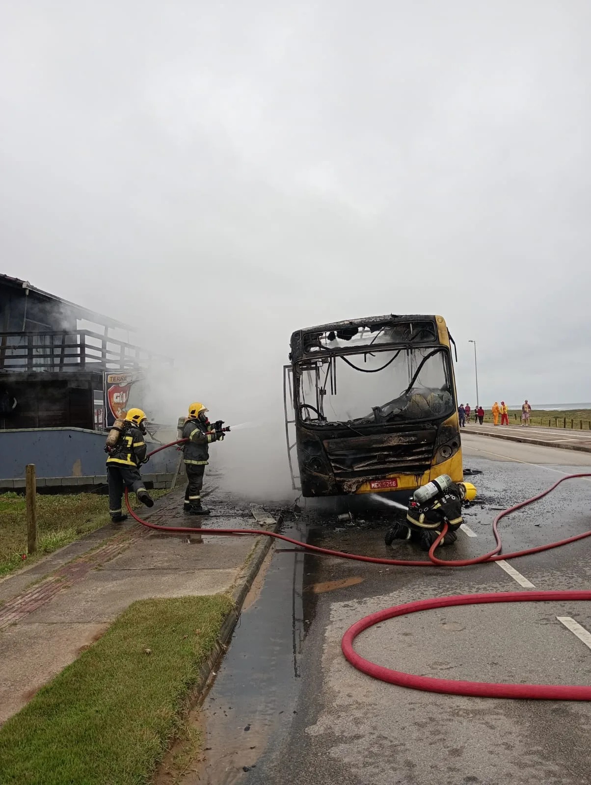 Incêndio destrói ônibus, mobiliza bombeiros e assusta moradores em SC