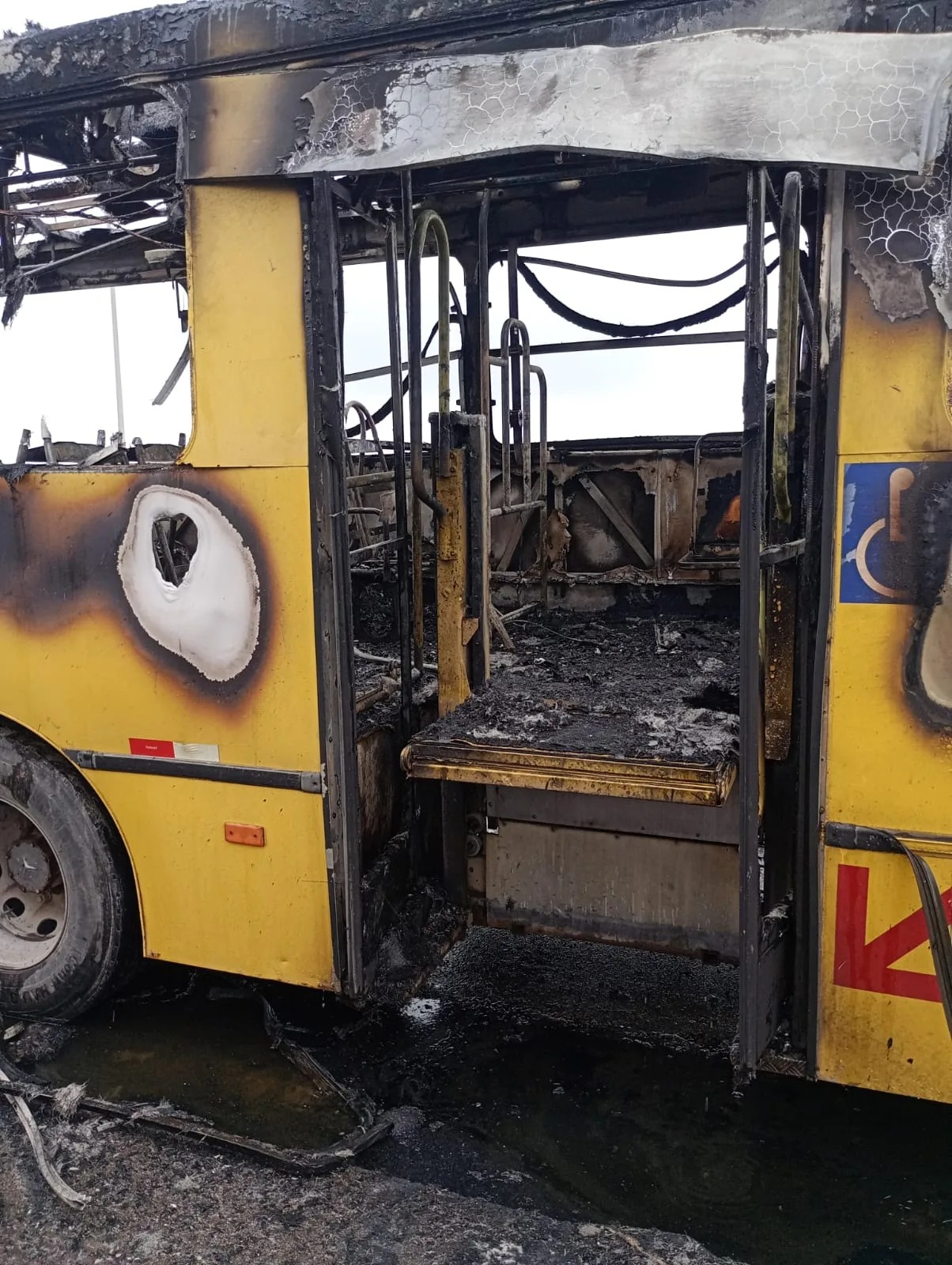 Incêndio destrói ônibus, mobiliza bombeiros e assusta moradores em SC