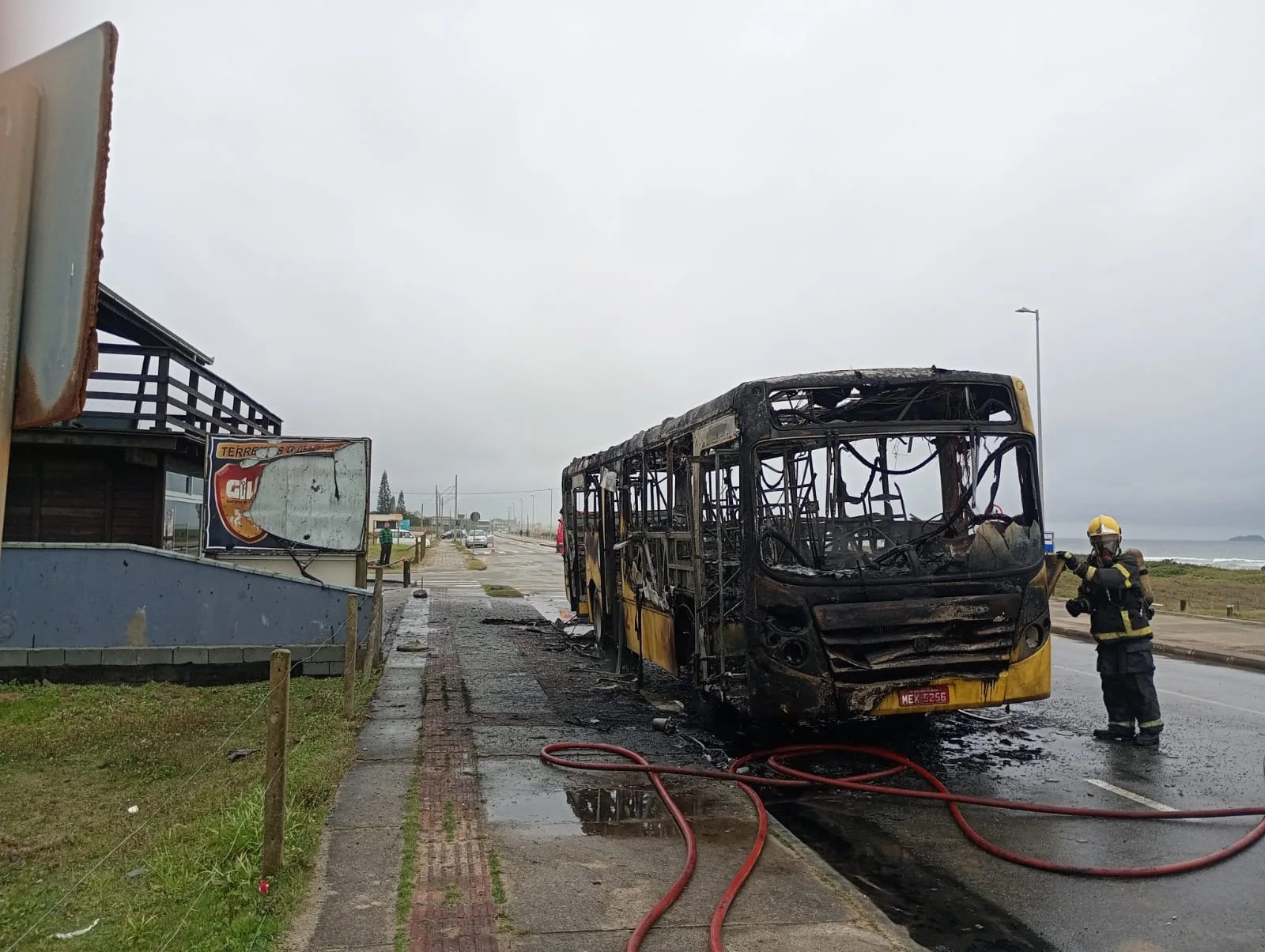 Incêndio destrói ônibus, mobiliza bombeiros e assusta moradores em SC