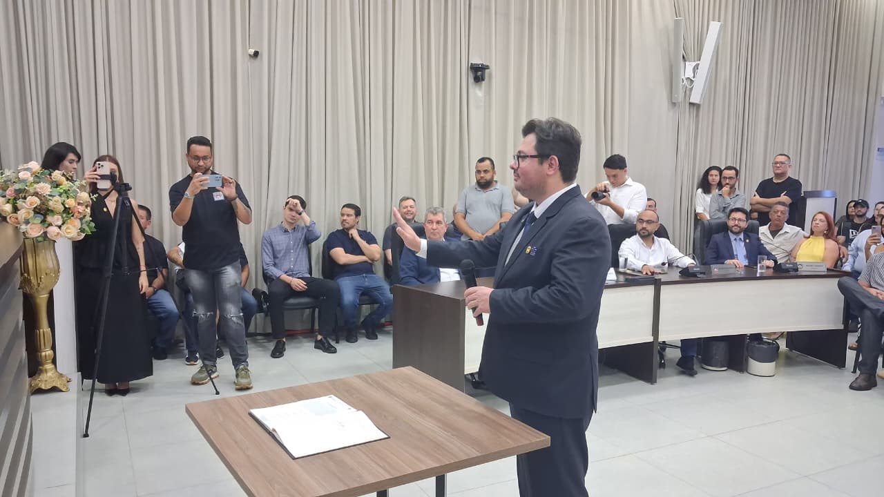 Lucas Leugi toma posse como vereador em Apucarana; veja