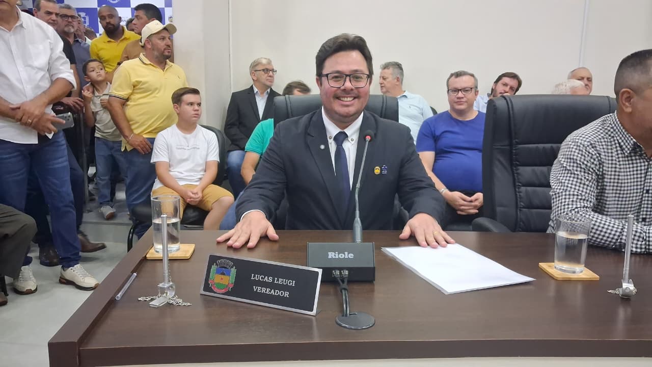Lucas Leugi toma posse como vereador em Apucarana; veja