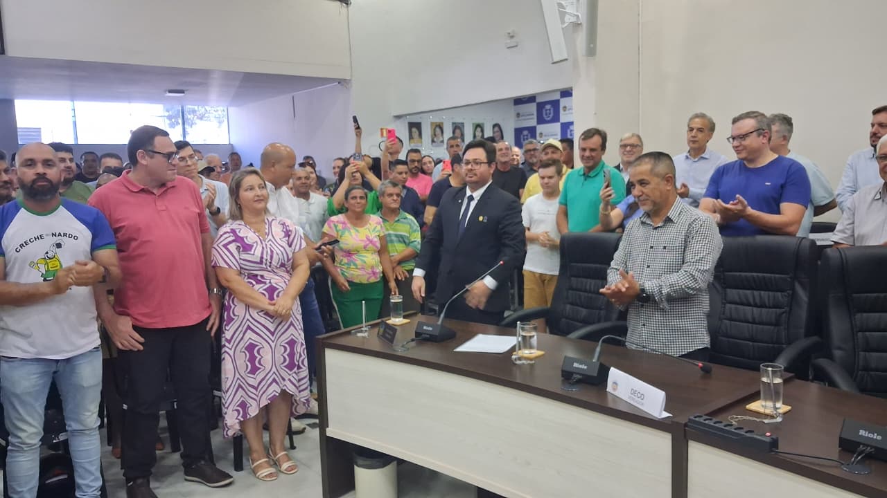 Lucas Leugi toma posse como vereador em Apucarana; veja