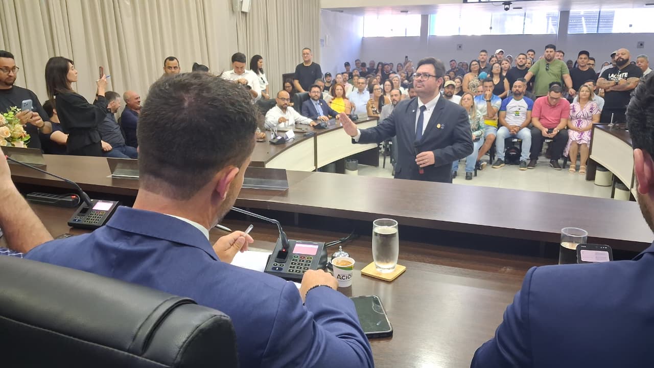 Lucas Leugi toma posse como vereador em Apucarana; veja
