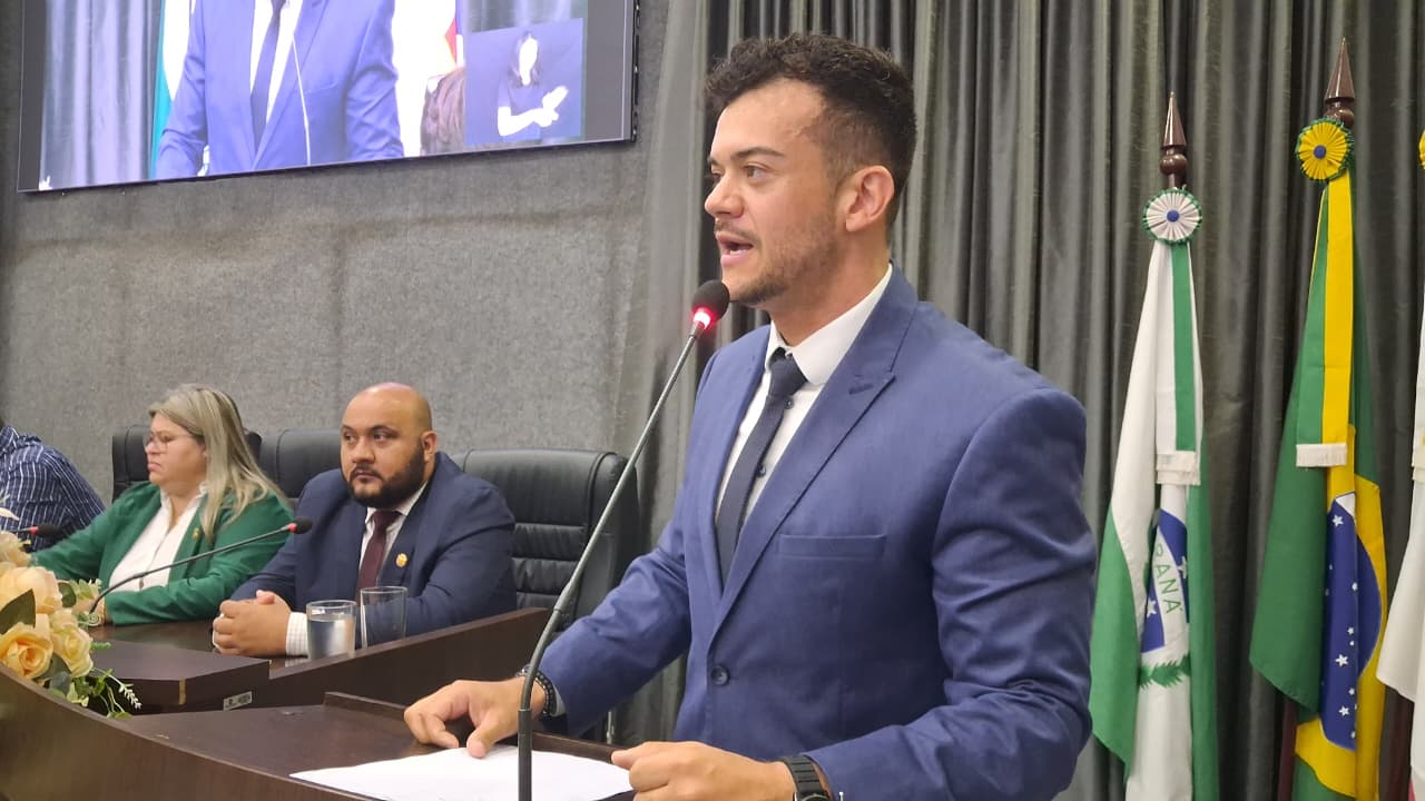 Lucas Leugi toma posse como vereador em Apucarana; veja