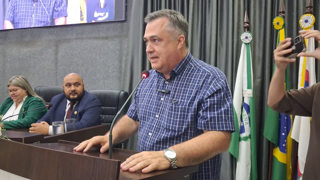 Lucas Leugi toma posse como vereador em Apucarana; veja