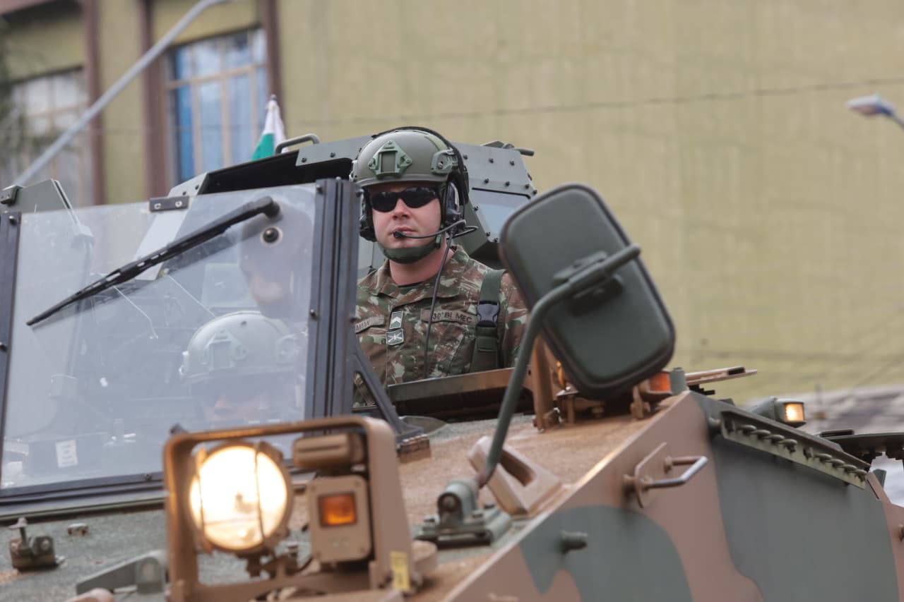Multidão celebra desfile cívico-militar no centro de Apucarana; veja