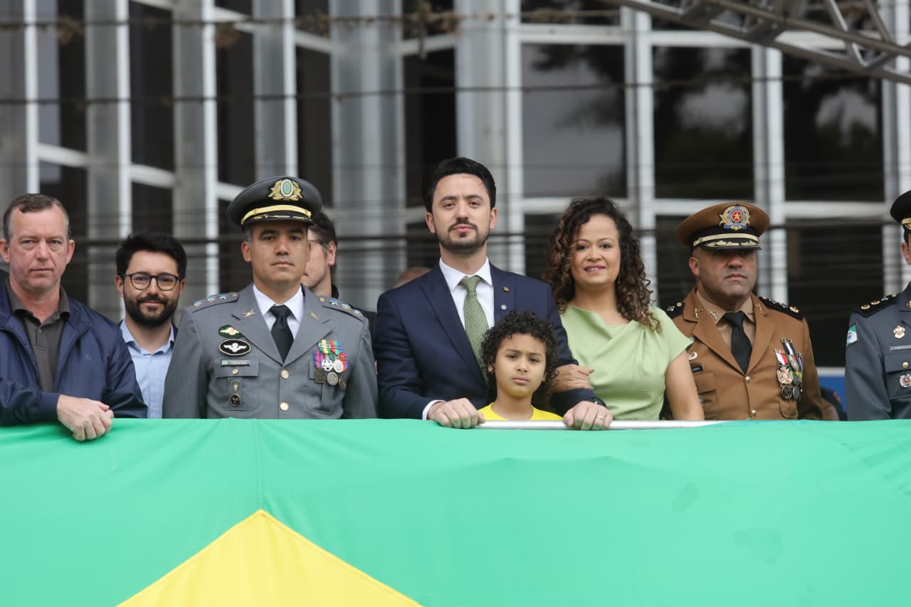 Multidão celebra desfile cívico-militar no centro de Apucarana; veja