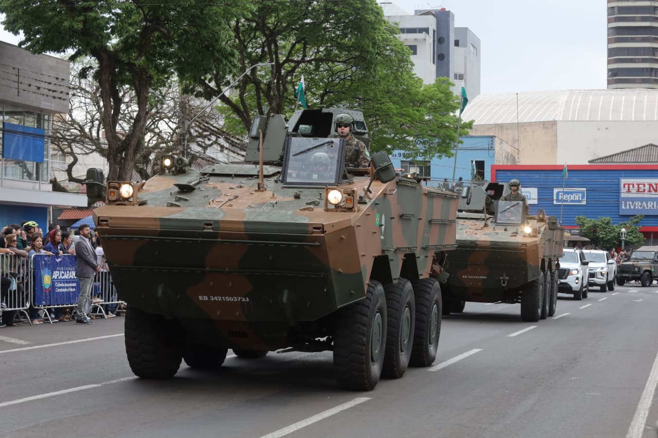 Multidão celebra desfile cívico-militar no centro de Apucarana; veja