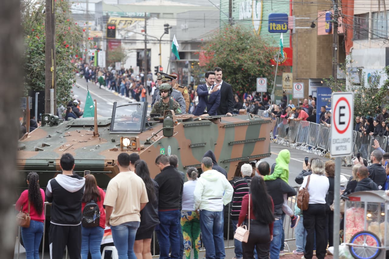 Multidão celebra desfile cívico-militar no centro de Apucarana; veja