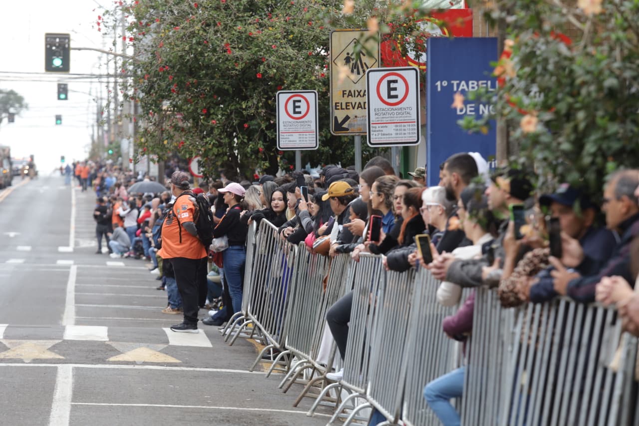 Multidão celebra desfile cívico-militar no centro de Apucarana; veja