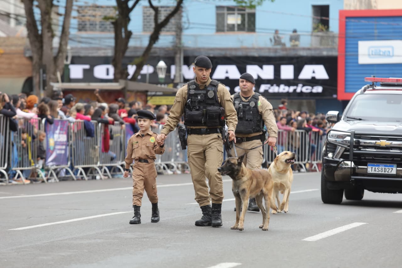 Multidão celebra desfile cívico-militar no centro de Apucarana; veja