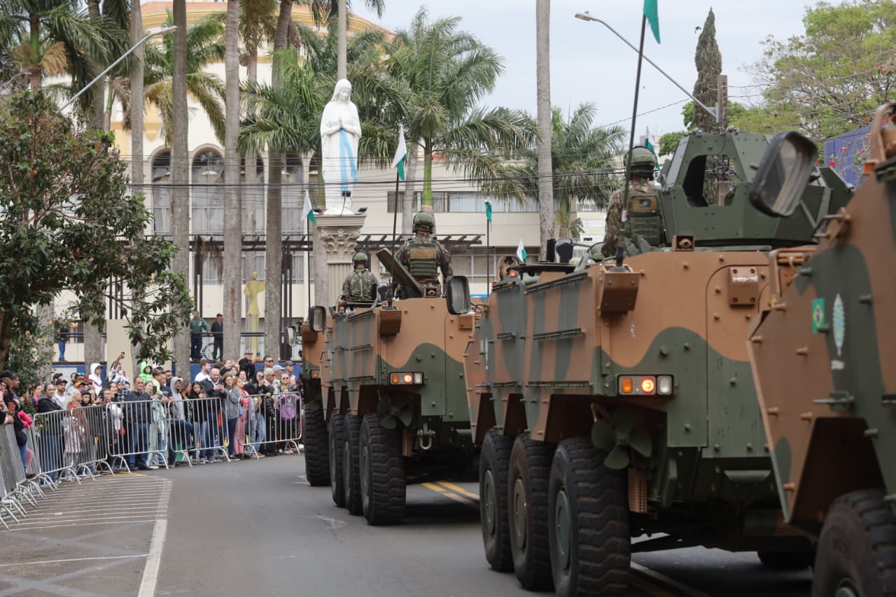 Multidão celebra desfile cívico-militar no centro de Apucarana; veja