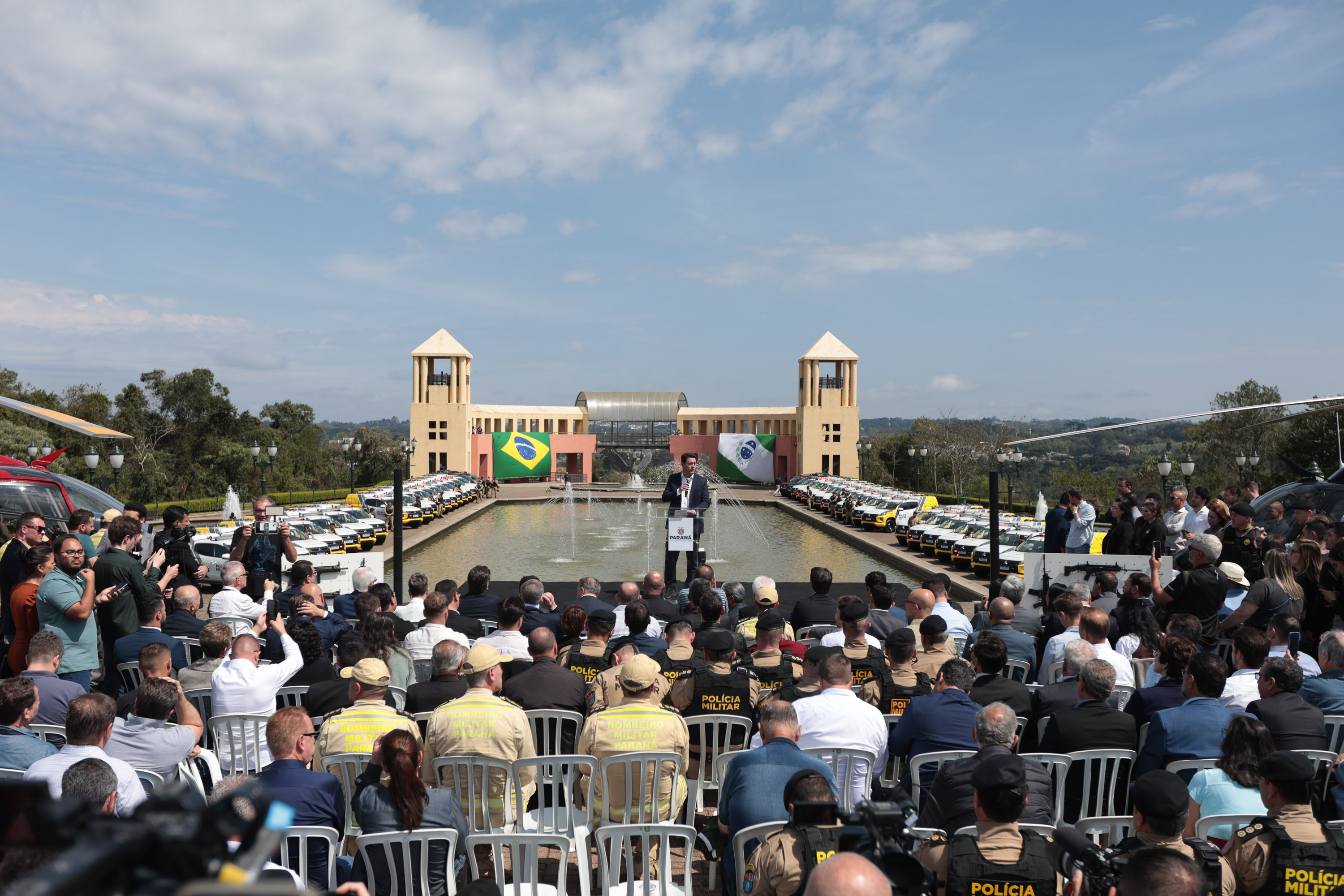 O governador Carlos Massa Ratinho Junior e o secretário da Segurança Pública, Hudson Leôncio Teixeira, anunciam mais um grande pacote de investimentos para as forças policiais e de salvamento do Estado. Um grande evento nesta terça-feira (16), no Parque Tanguá, em Curitiba