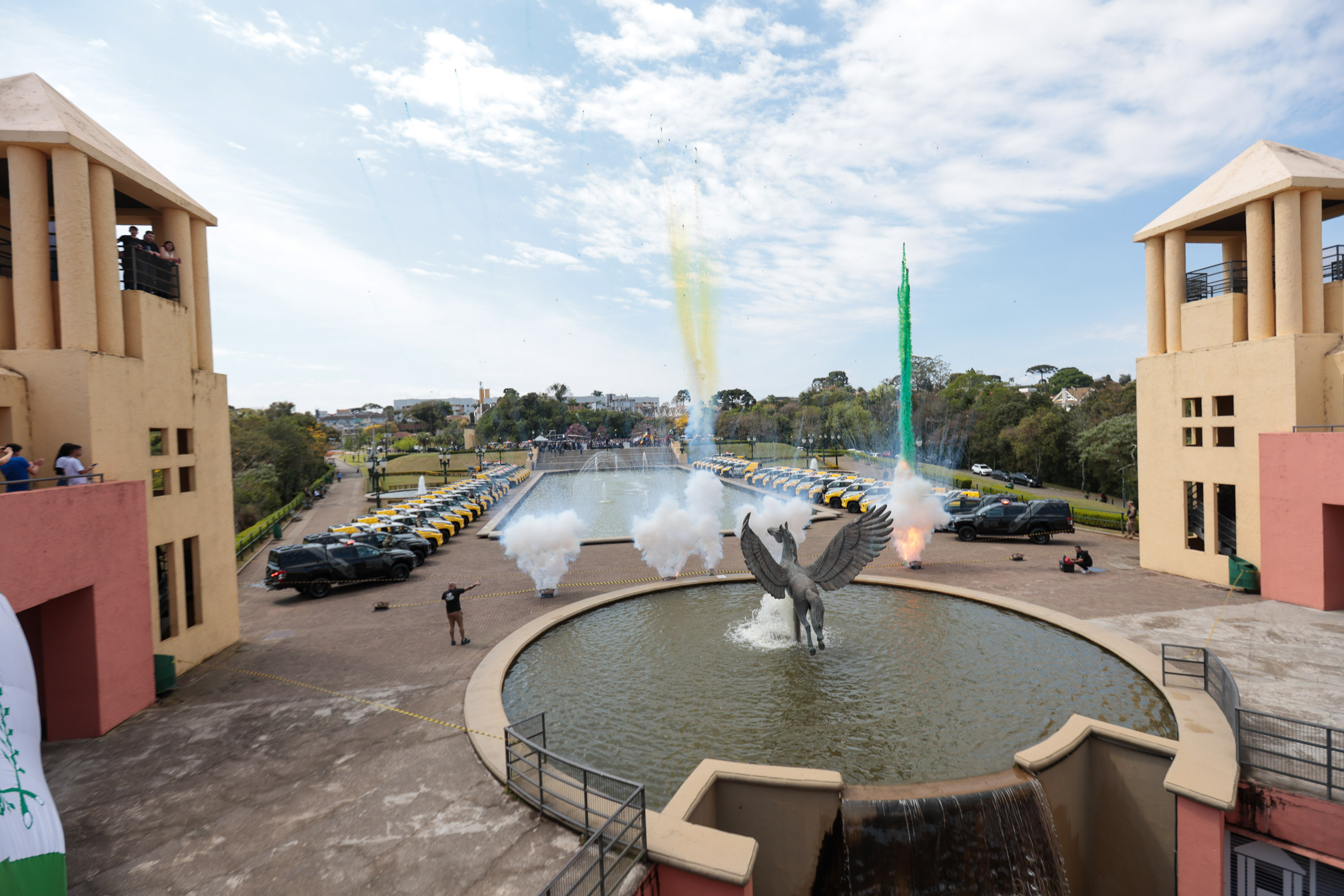 O governador Carlos Massa Ratinho Junior e o secretário da Segurança Pública, Hudson Leôncio Teixeira, anunciam mais um grande pacote de investimentos para as forças policiais e de salvamento do Estado. Um grande evento nesta terça-feira (16), no Parque Tanguá, em Curitiba