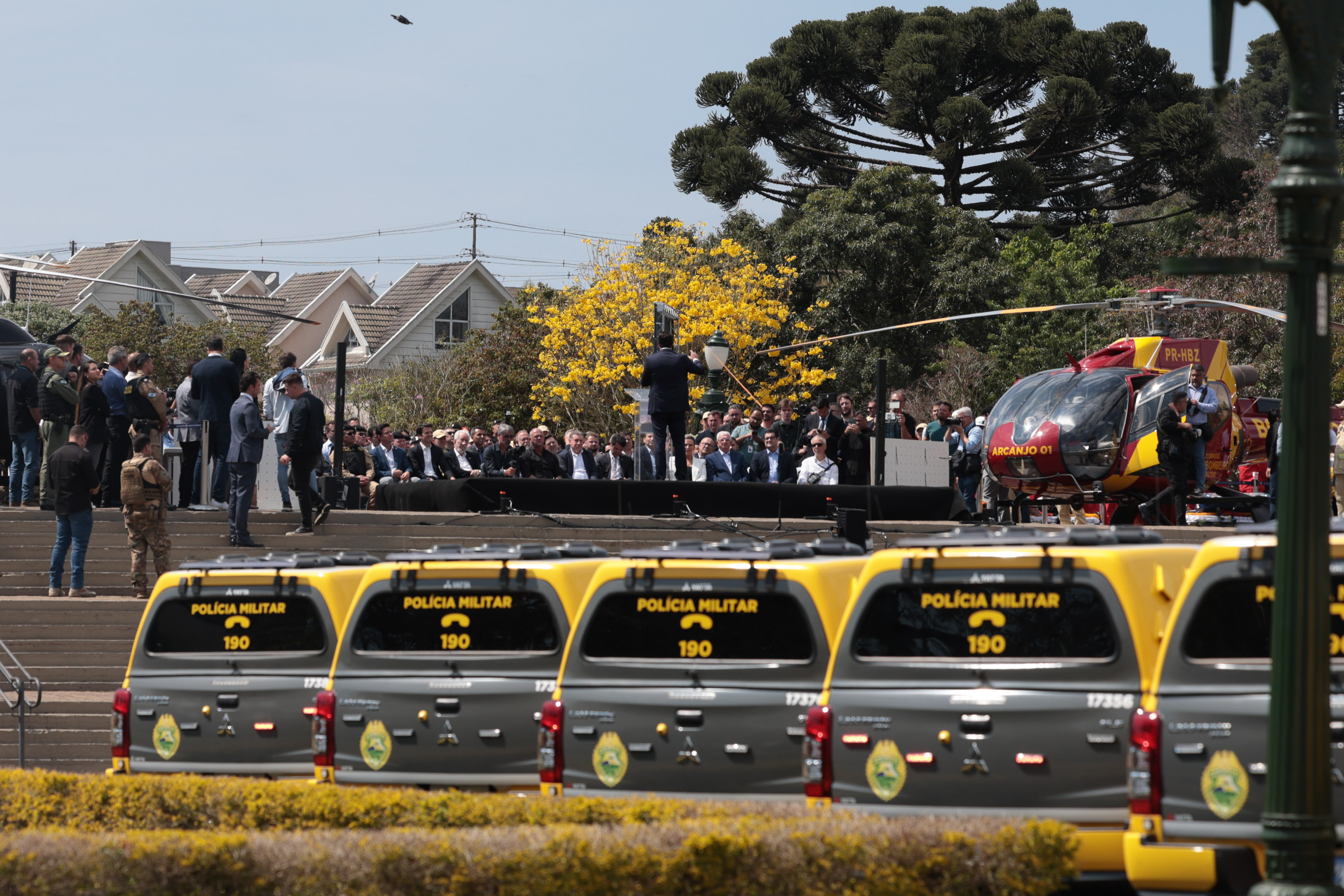 O governador Carlos Massa Ratinho Junior e o secretário da Segurança Pública, Hudson Leôncio Teixeira, anunciam mais um grande pacote de investimentos para as forças policiais e de salvamento do Estado. Um grande evento nesta terça-feira (16), no Parque Tanguá, em Curitiba