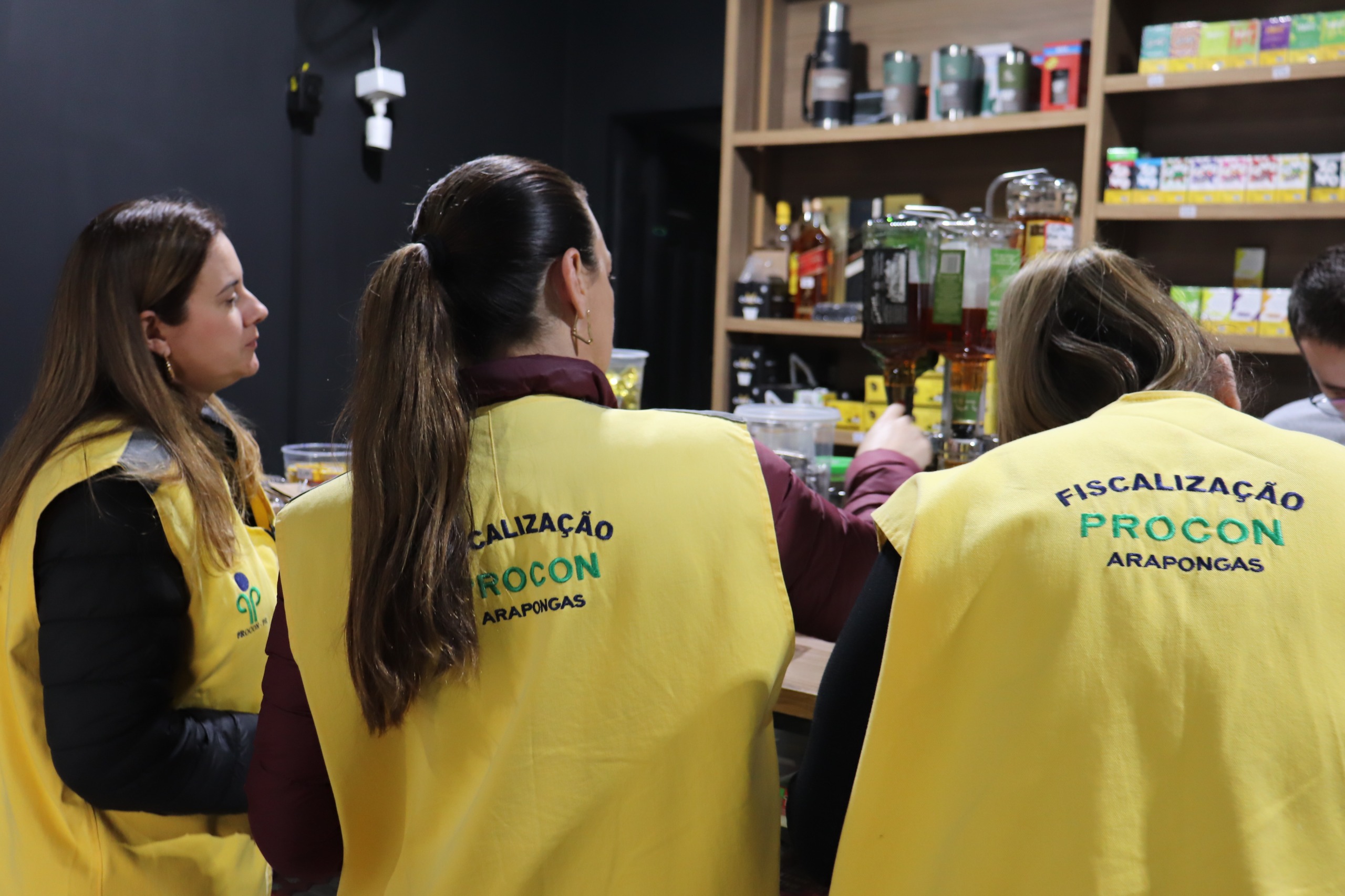 Procon de Arapongas faz ação em comércios de bebidas após caso metanol