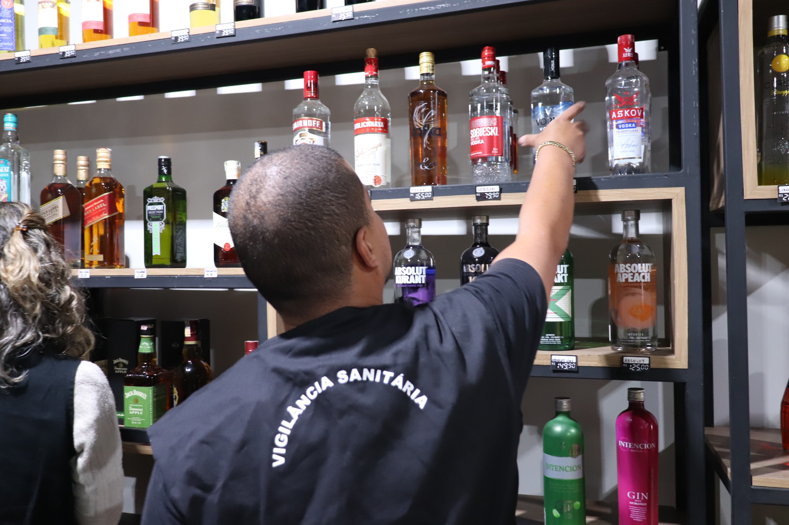 Procon de Arapongas faz ação em comércios de bebidas após caso metanol