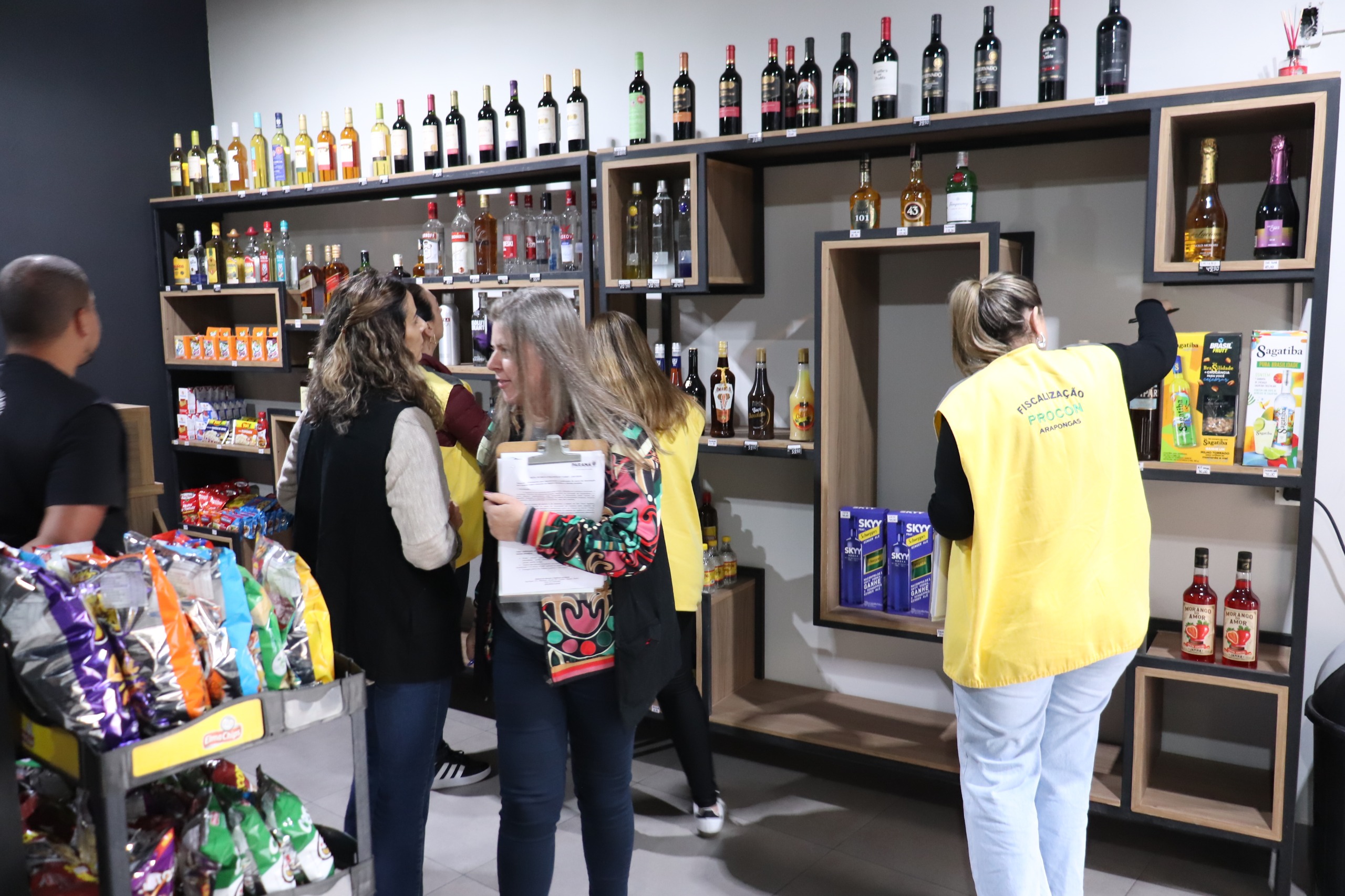 Procon de Arapongas faz ação em comércios de bebidas após caso metanol