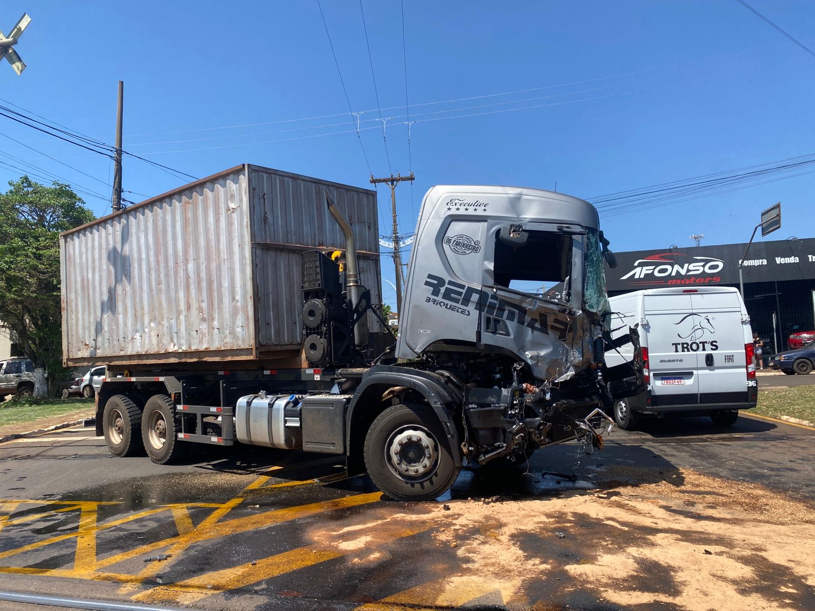 Trem atinge caminhão e causa vazamento de combustível