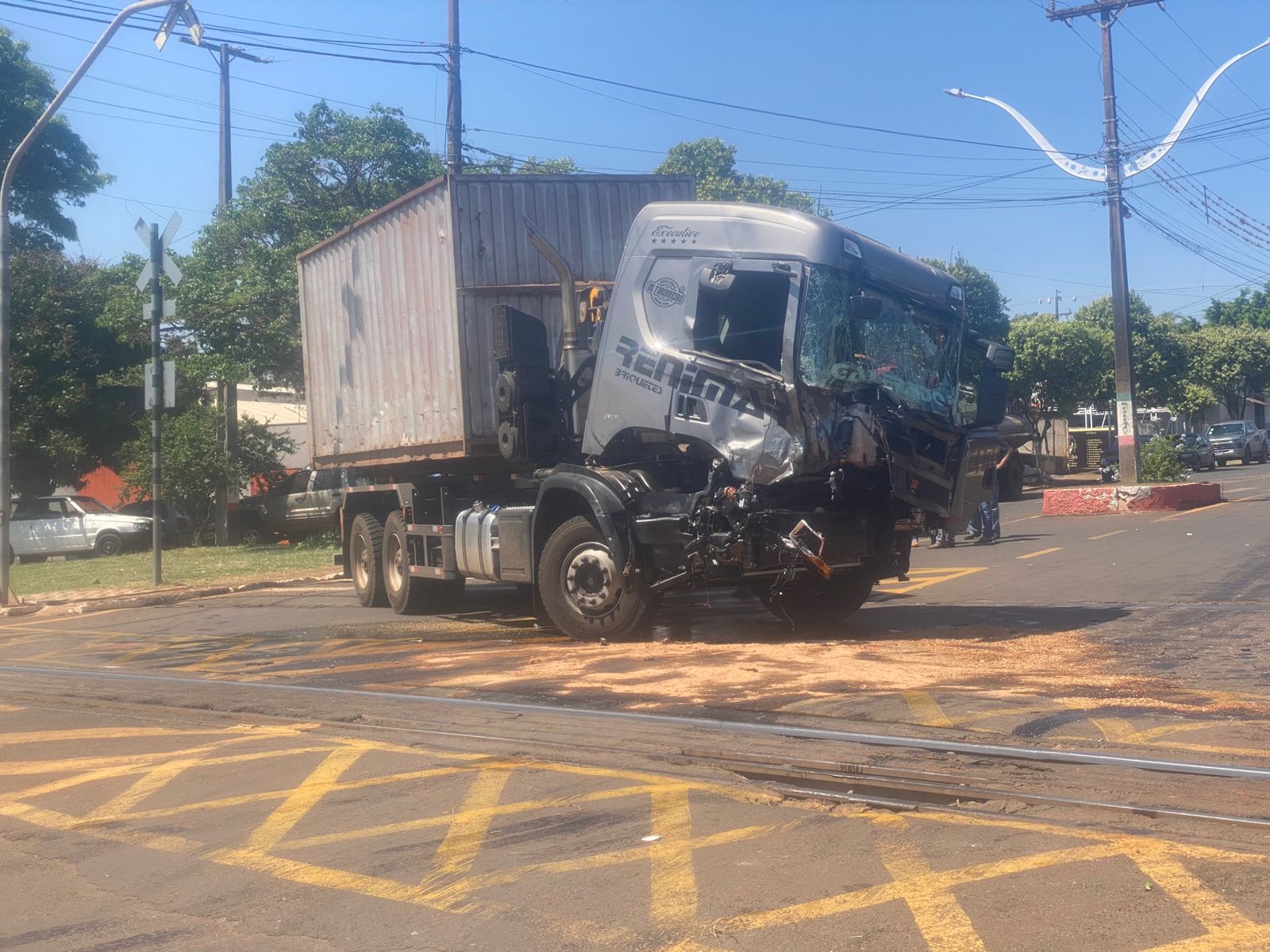 Trem atinge caminhão e causa vazamento de combustível