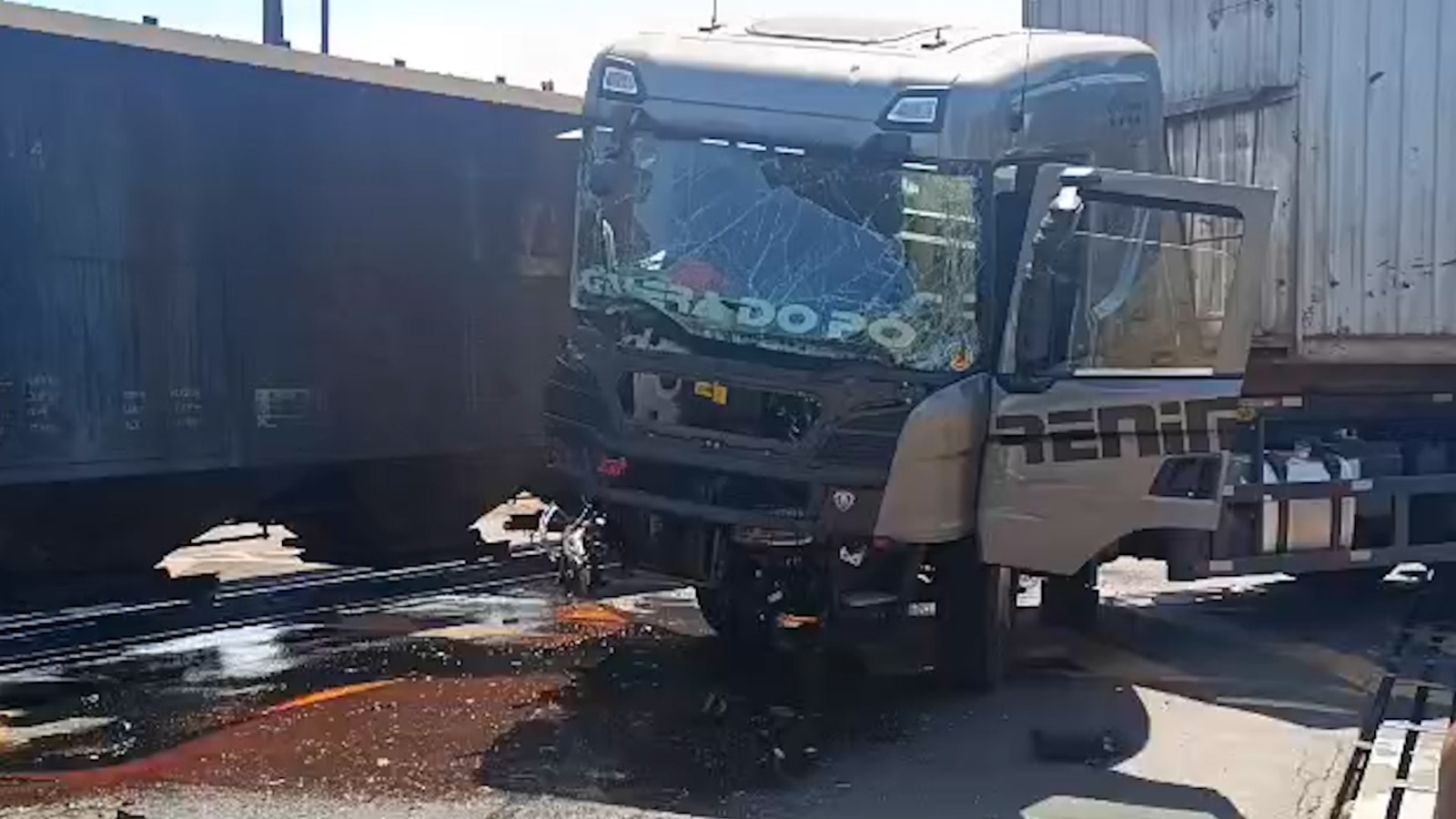 Trem atinge caminhão e causa vazamento de combustível