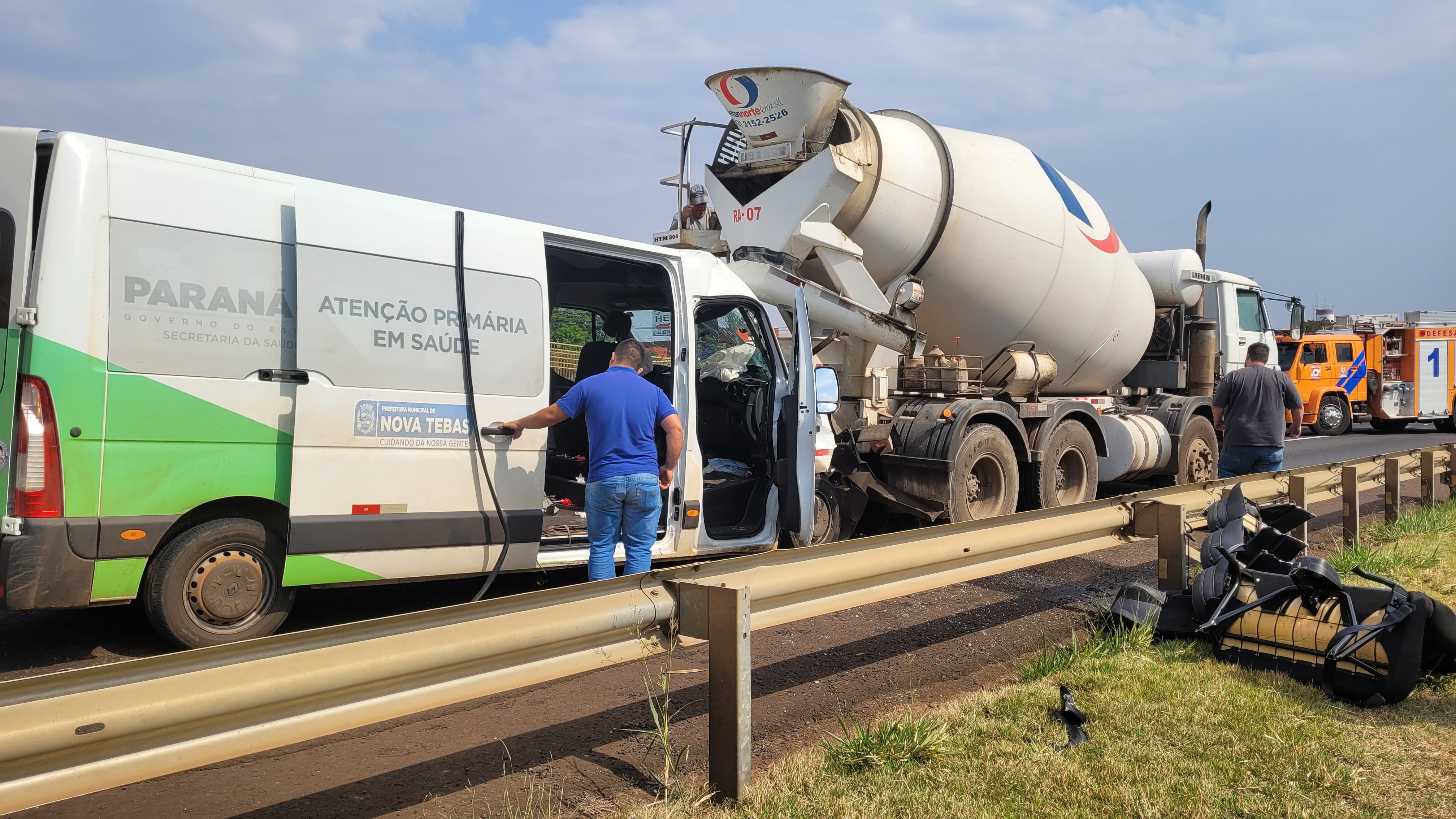 Van atingiu caminhão na traseira