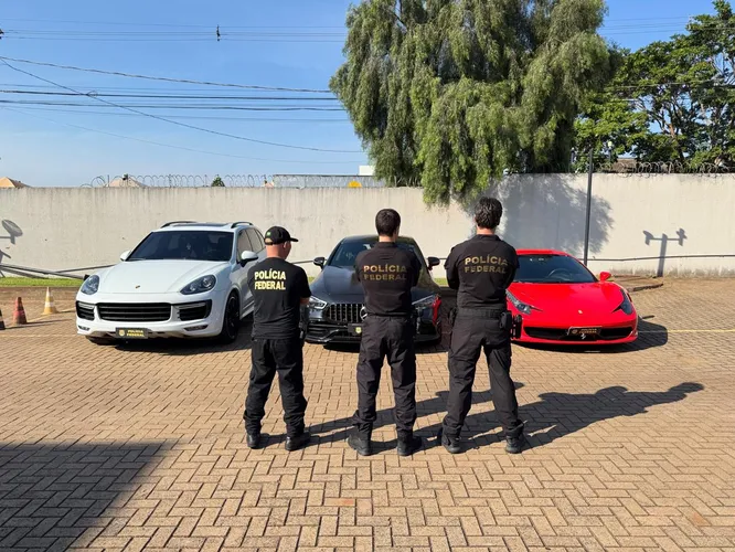 Foram apreendidos diversos itens de luxo.