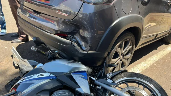Motociclista é encaminhado ao Providência após colisão com carro