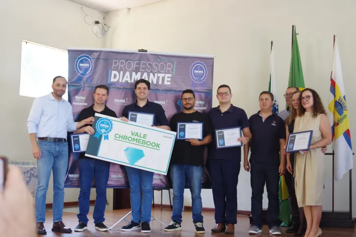 NRE homenageia 162 professores com o prêmio "Professores Diamantes"