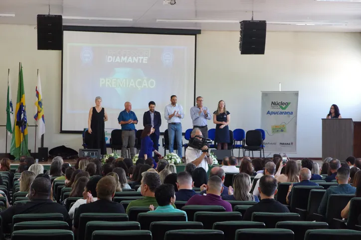 NRE homenageia 162 professores com o prêmio "Professores Diamantes"