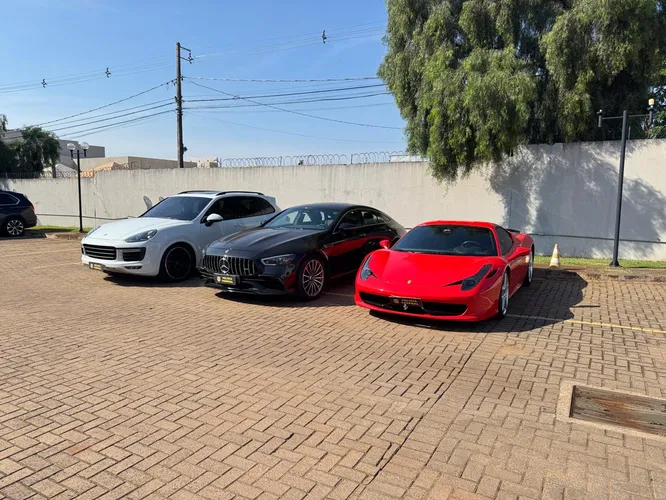 Operação da PF apreende carros e bens de luxo em Curitiba e Maringá