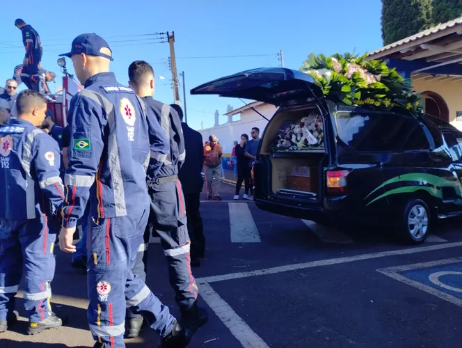 Socorrista do Samu de Arapongas é homenageado por colegas em cortejo fúnebre