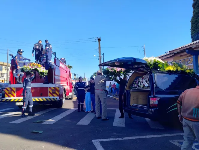 Socorrista do Samu de Arapongas é homenageado por colegas em cortejo fúnebre