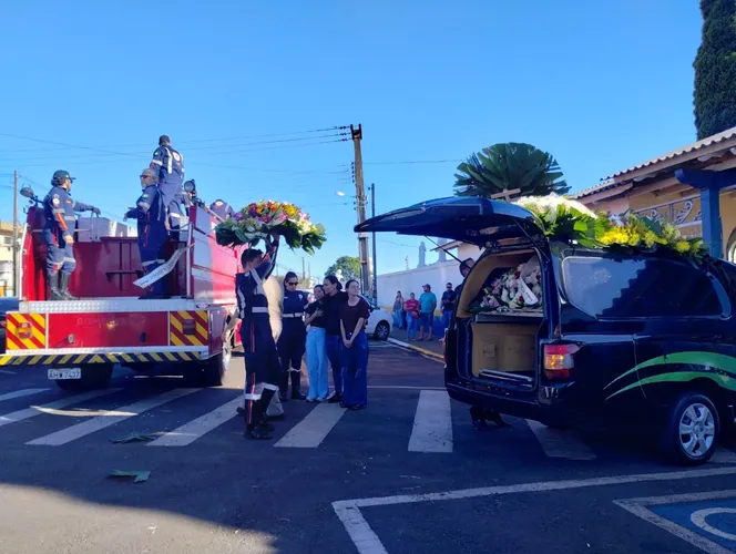 Socorrista do Samu de Arapongas é homenageado por colegas em cortejo fúnebre