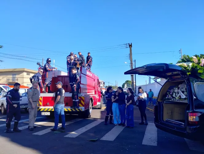 Socorrista do Samu de Arapongas é homenageado por colegas em cortejo fúnebre