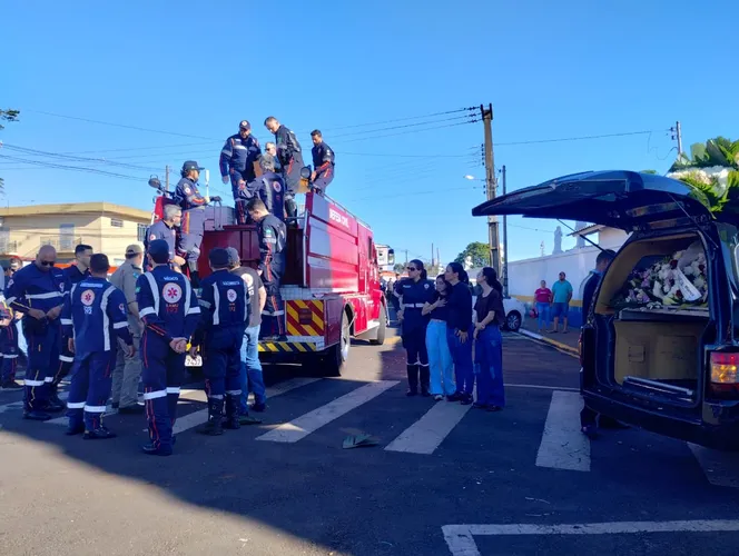Socorrista do Samu de Arapongas é homenageado por colegas em cortejo fúnebre